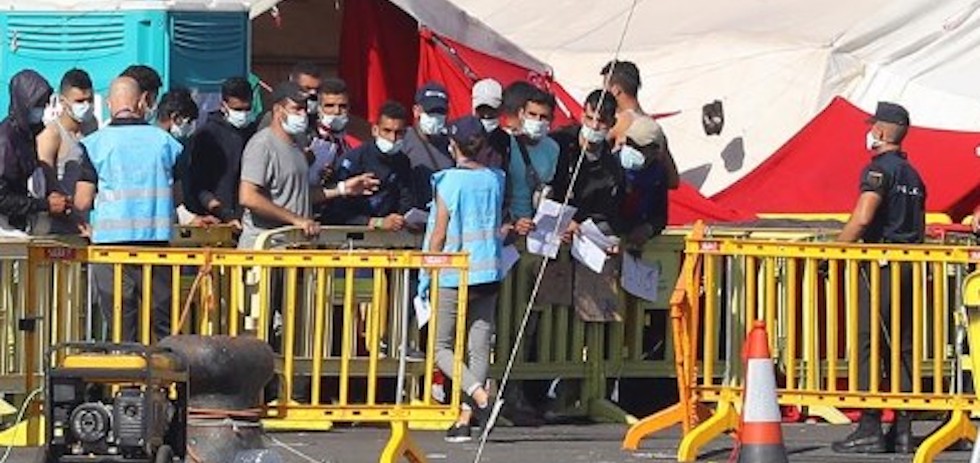 Inmigrantes en el Campamento de Arguinegu&iacute;n. EFE