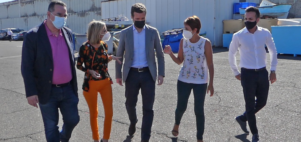 Maicol Santana (drcha) durante la visita de Pablo Casado (PP)  al Muelle de Arguineguín | ACFI PRESS