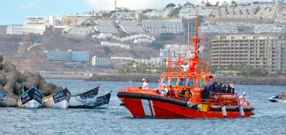 Inmigrantes llegando al muelle de Arguineguín. EFE/ Patricia Urquijo A