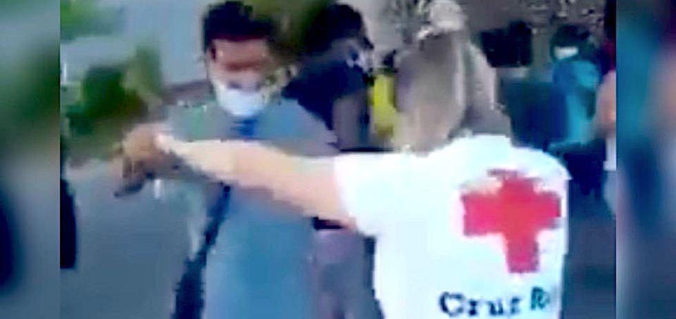 Un inmigrante y una volunataria de Cruz Roja bailando en la fiesta. TIEMPO DE CANARIAS
