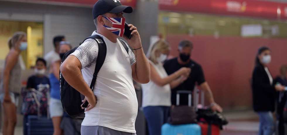 Viajeros con destino al Reino Unido hacen cola para facturar en el aeropuerto de Tenerife Sur. EFE/Ramón de la Rocha/Archivo