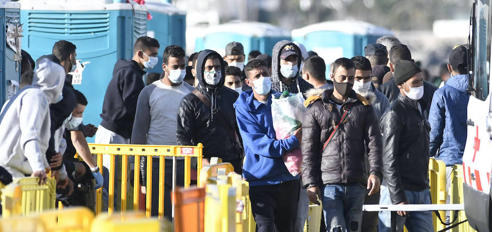 Migrantes en el muelle de Arguineguín. EFE