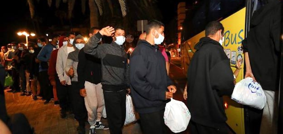 Los cerca de 200 inmigrantes marroquíes que fueron liberados en el muelle | EFE/ Elvira Urquijo A.