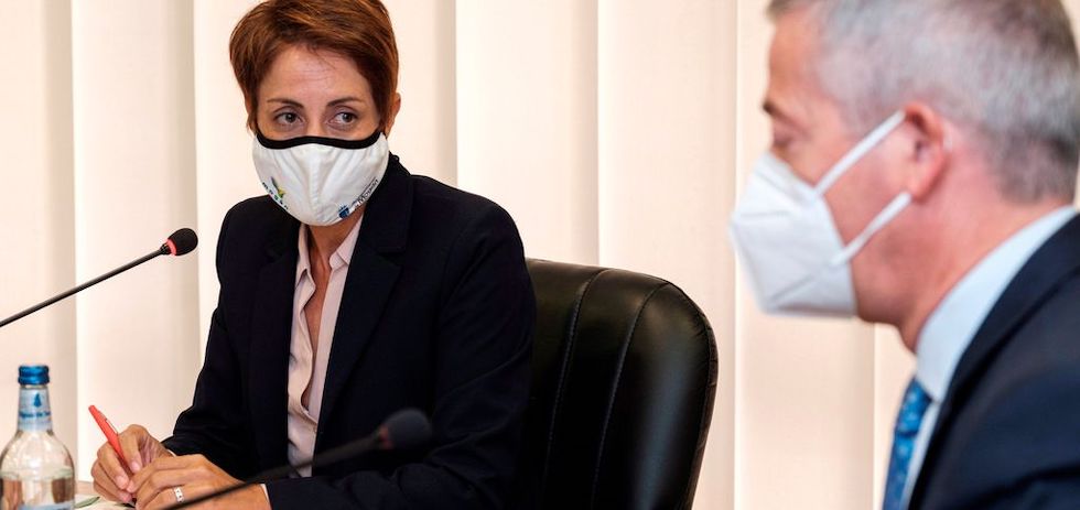 La alcaldesa de Mogán, Onalia Bueno, junto al presidente de la CCE, Agustín Manrique de Lara, durante la rueda de prensa de este jueves. TIEMPO DE CANARIAS