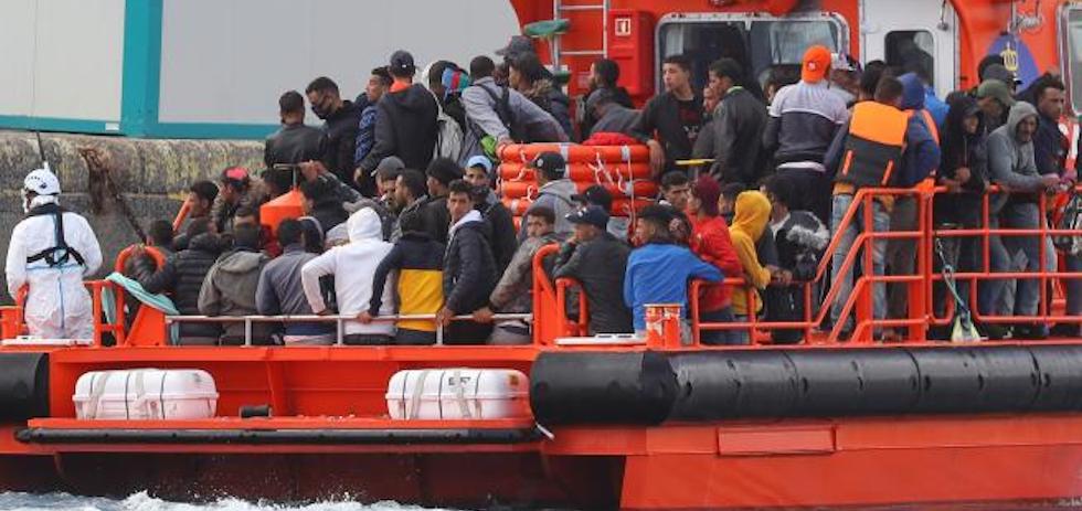 Inmigrantes a la llegada al muelle de Arguineguín. Imagen EFE