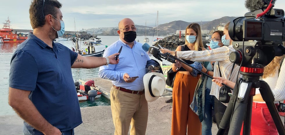 Arcadio Diaz Tejera atiende a los medios de comunicación en el muelle de Arguineguín.