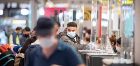 Pasajeros en el aeropuerto. (EFE)