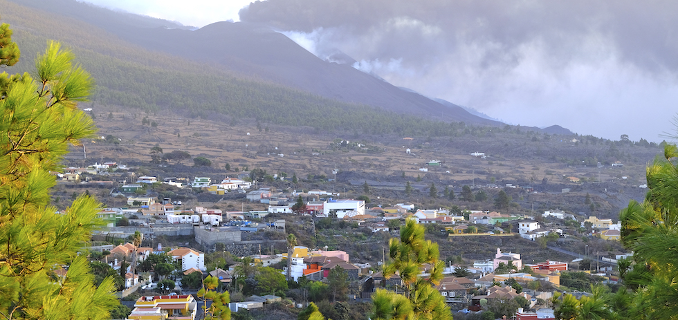 Varias personas han sufrido heridas al caer de los tejados mientras limpiaban las cenizas. ACFI PRESS