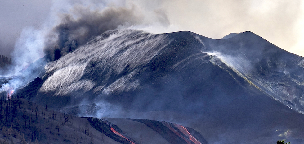 Actividad del volcán durante la mañana. ACFI PRESS