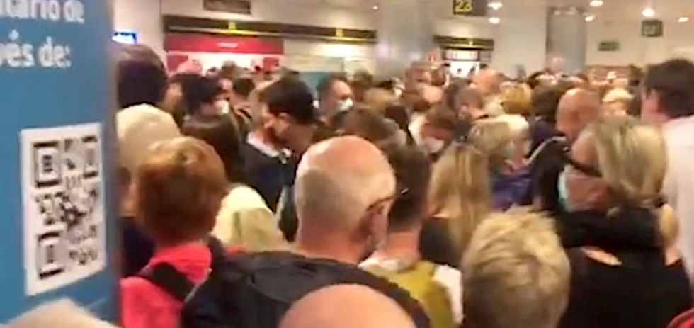 Aglomeraciones en el Aeropuerto de Gran Canaria. ACFI PRESS