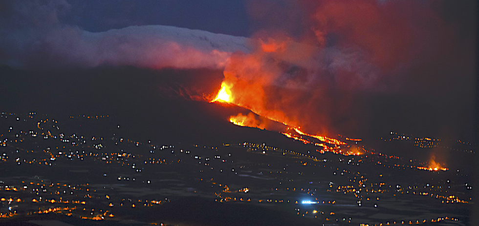 La Palma, volc&aacute;n de noche. ACFI PRESS