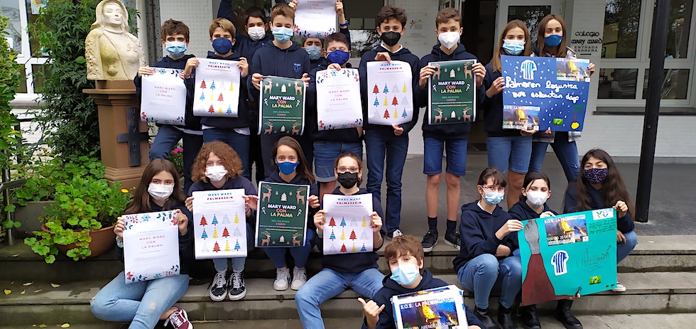 El alumnado del colegio con sus carteles "Mary Ward con La Palma".