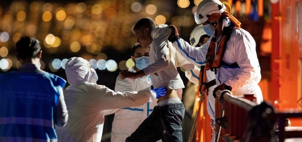 Salvamento Mar&iacute;timo socorre a una patera a la deriva este lunes por la tarde en Canarias.Efe/Quique Curbelo