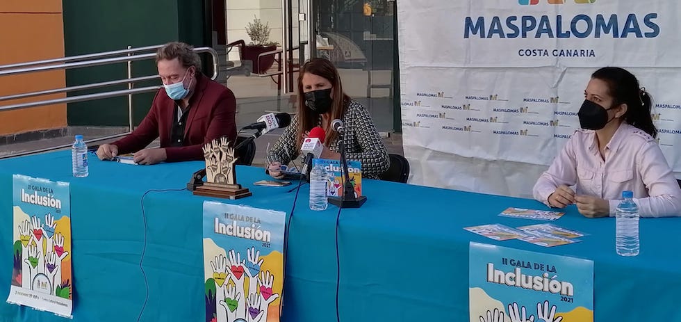 eEl humorista y productor de la gala, Juanka Hernández, la concejala Mercedes Díaz y la responsable del Centro de Atención Especializada, Katiuska Zerpa.