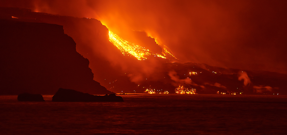 La lava fluyendo hacia el mar (archivo). ACFI PRESS