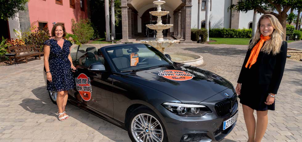 de izquierda a derecha: Gloria Muñoz, directora corporativa de Alojamiento de Lopesan Hotel Group y Gabriela Boix, senior executive Area Manager Canary Islands de SIXT.