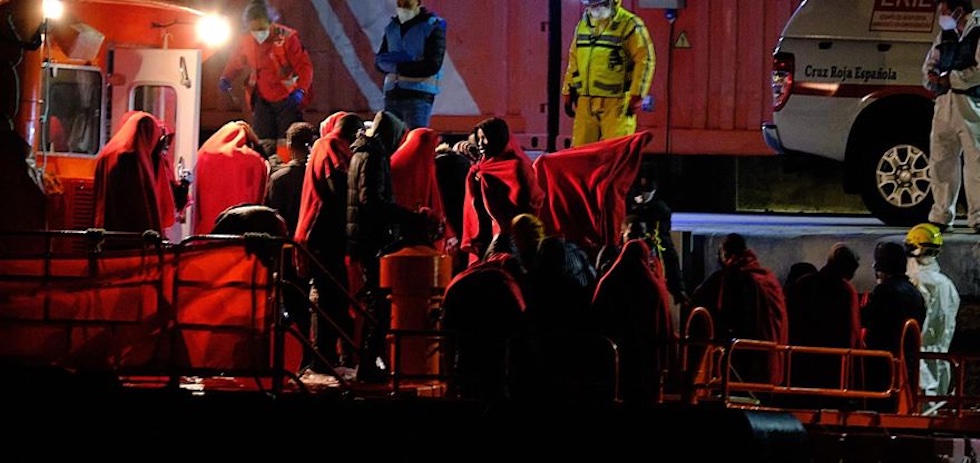 Salvamento Mar&iacute;timo ha rescatado este s&aacute;bado una lancha neum&aacute;tica con 55 migrantes subsaharianos a bordo, dos de ellos fallecidos. EFE/Javier Meli&aacute;n