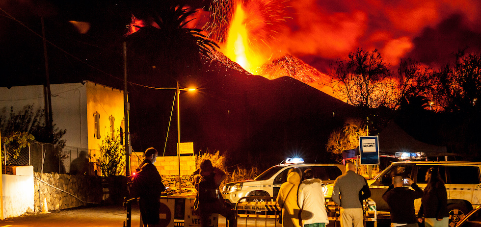 Turistas contemplando la erupción del volcán. ACFI PRESS