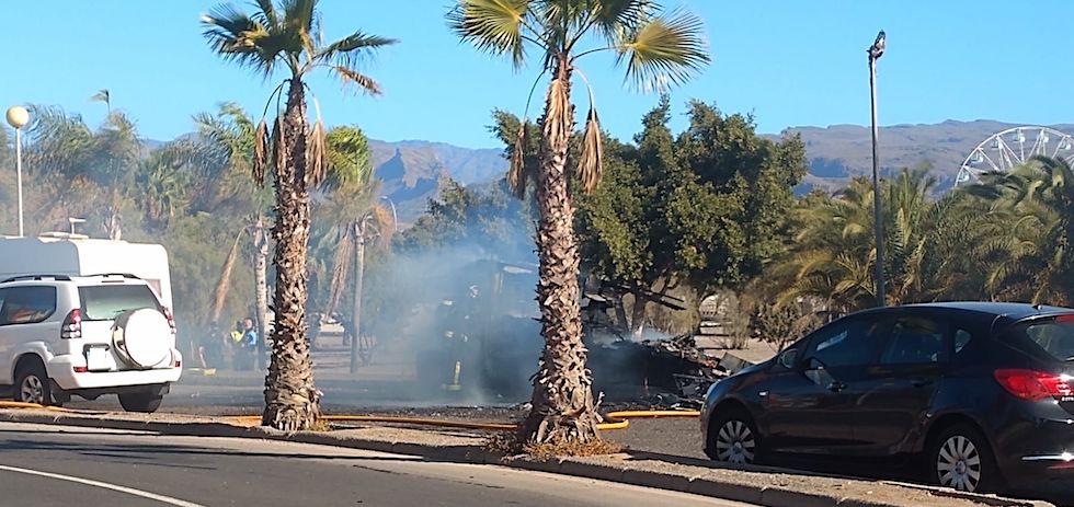 Los bomberos sofocaron el fuego de una caravana en el Campo Internacional de Maspalomas.