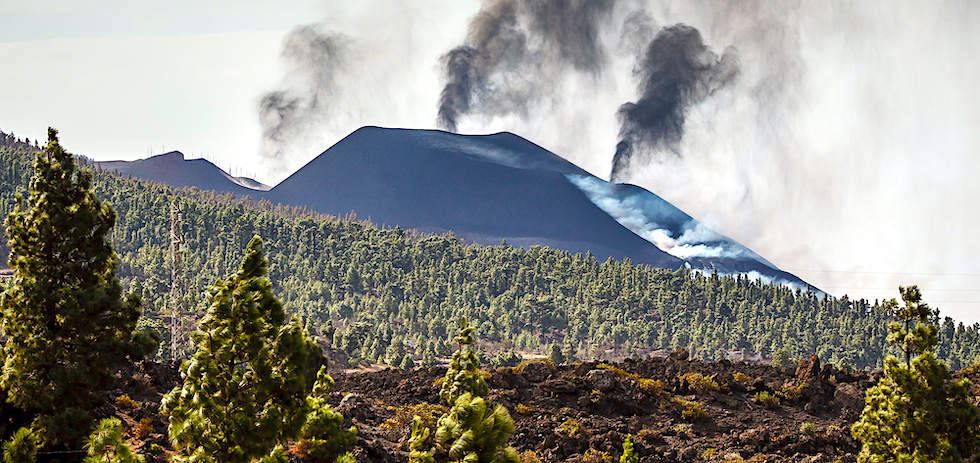 Volc&aacute;n en erupci&oacute;n. ACFI PRESS