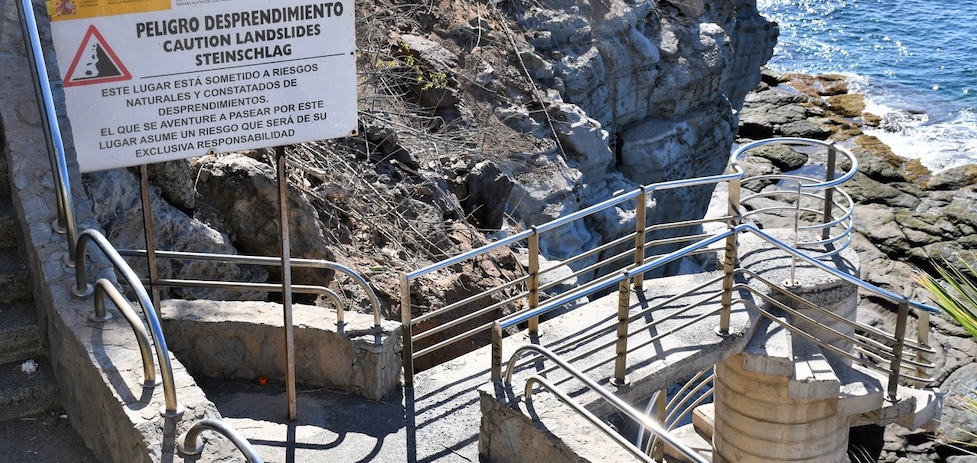 Peligro por desprendimientos junto a la escalera de caracol.