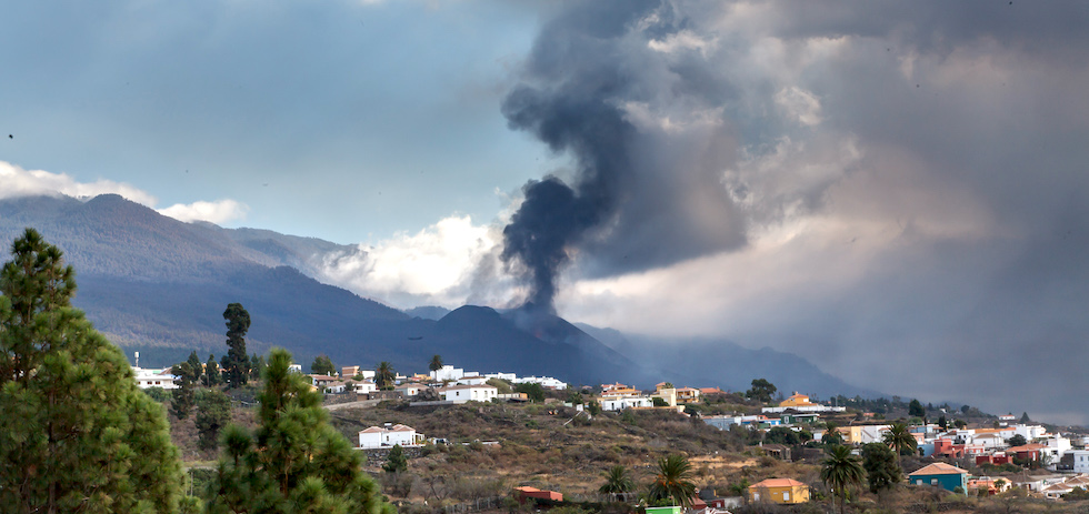 Gases emitidos por la erupci&oacute;n del volc&aacute;n. ACFI PRESS