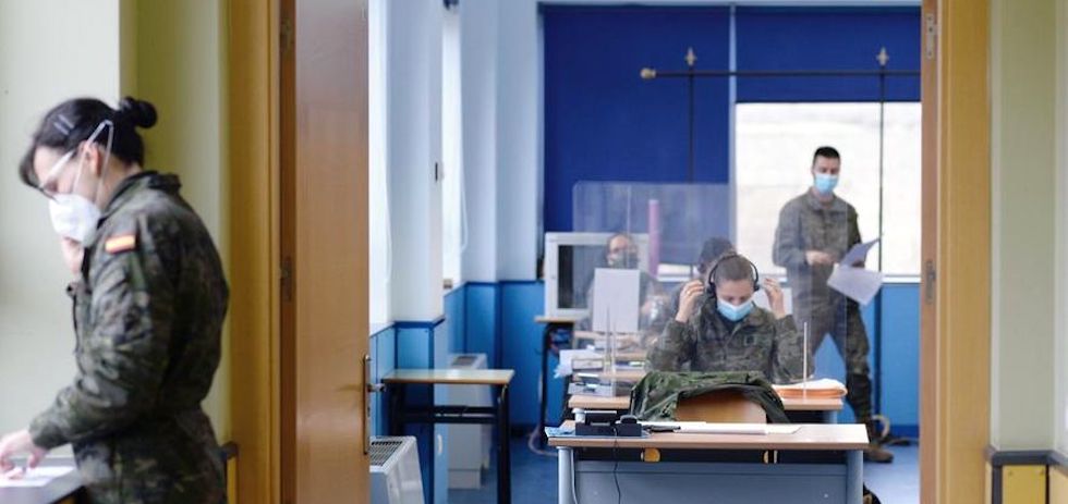 Efectivos militares realizando las labores de rastreo. EFE