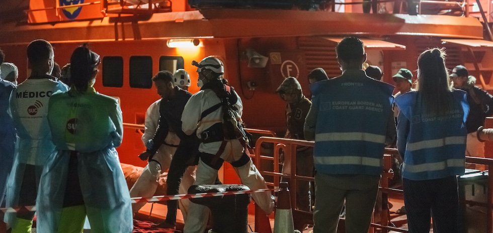 Llegada de una patera al muelle de Arguineguin | ACFI PRESS