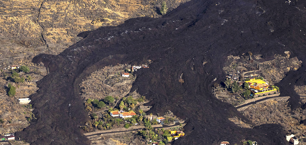 La lava arrasa con las viviendas y edificaciones. ACFI PRESS