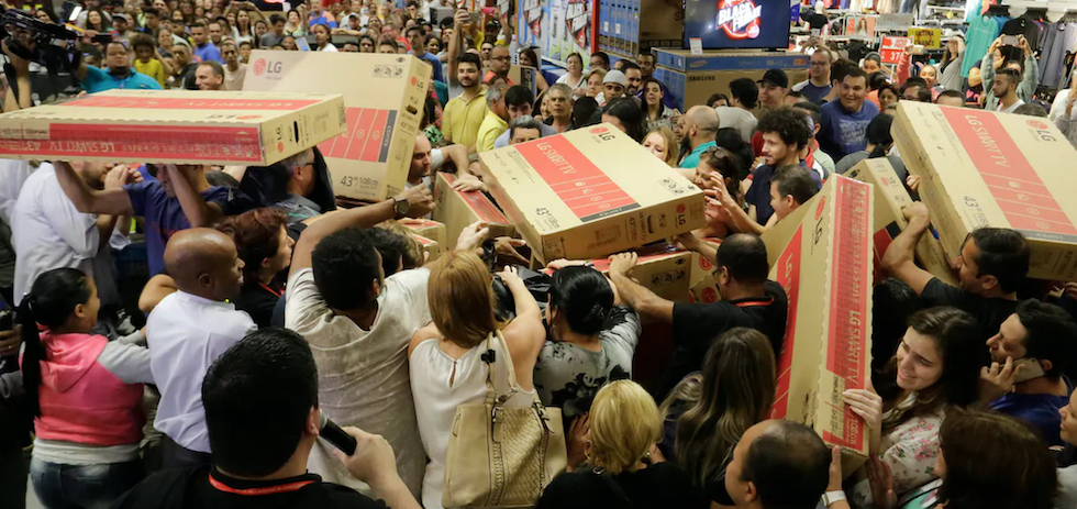 Compra de televisores durante el Black friday de 2018 en Sao Paulo (Brasil). Shutterstock / Nelson Antoine