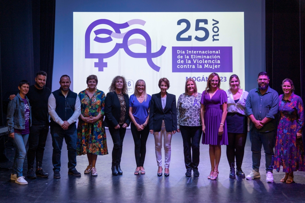 Alcaldesa, ediles y personal del Servicio de Prevención y Atención a Mujeres y Menores Víctimas Violencia de Género