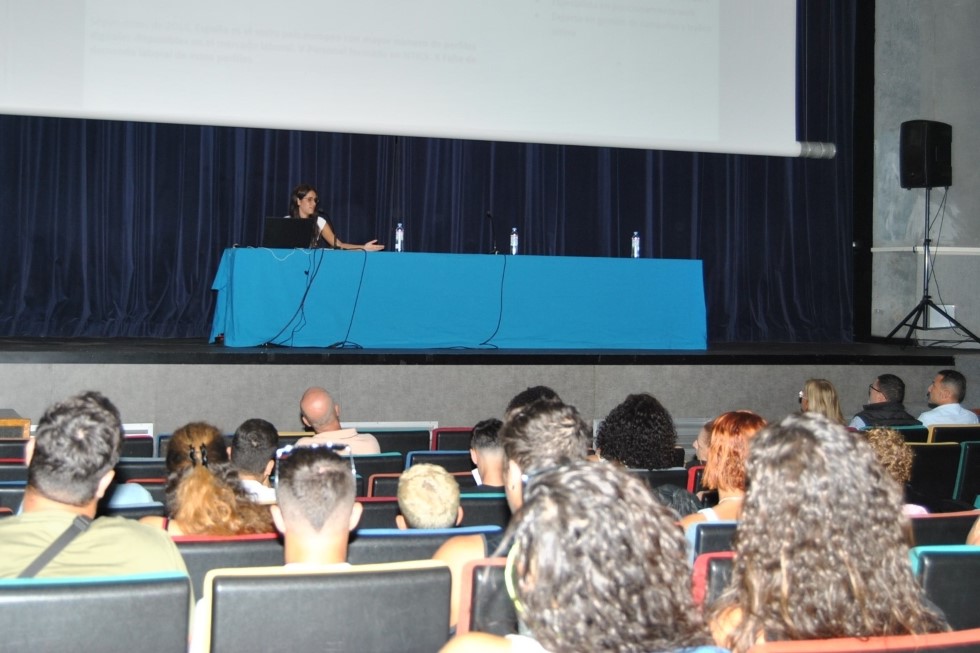 Público asistente durante la reunión de la estrategia digital