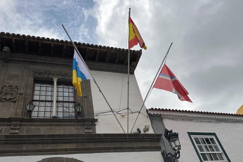 Banderas a media asta. Ayuntamiento de Santa Cruz de La Palma