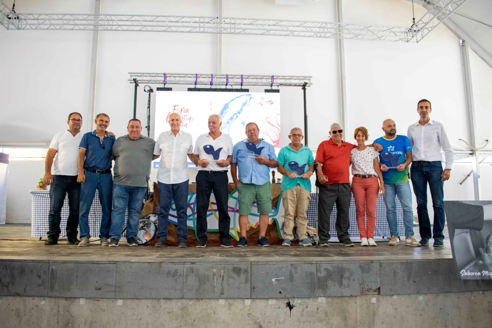 Onalia Bueno, Carlos Álamo, Armiche Ramos, Víctor Gutiérrez y Federico Hernández con los marineros homenajeados.