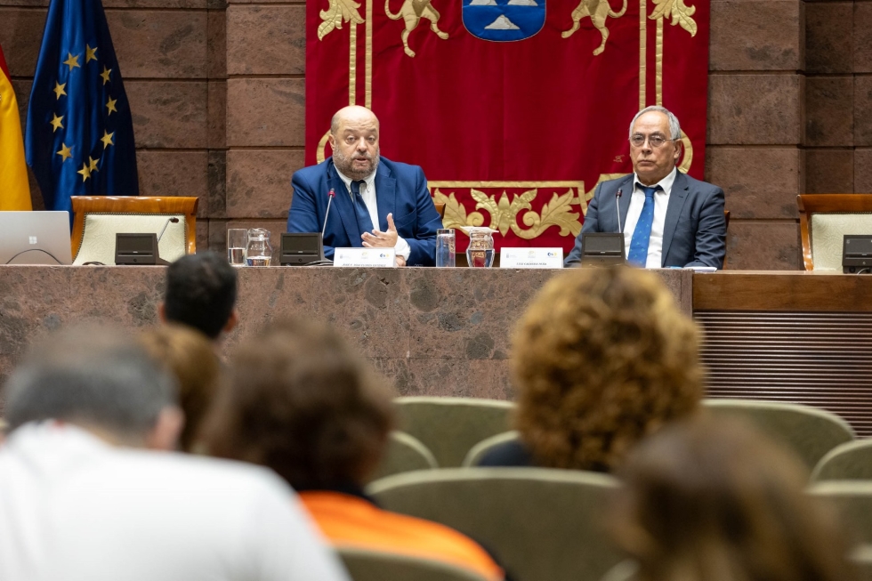 José Díaz-Flores, director general de Salud Pública del Servicio Canario de la Salud y Luis Cabrera,  gerente en funciones de Gestión de Servicios para la Salud y Seguridad en Canarias