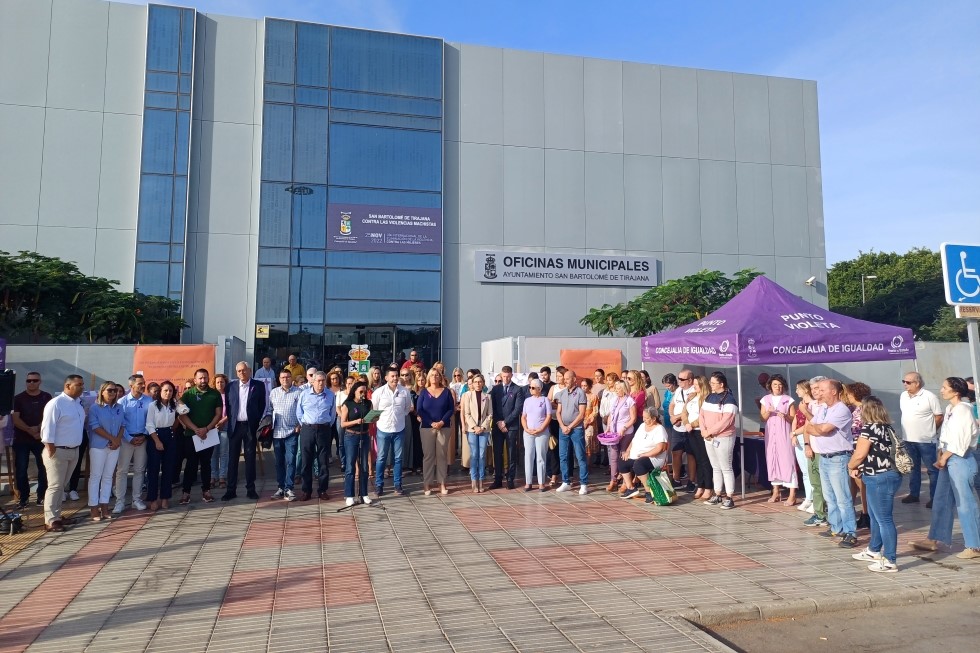 Cerca de un centenar de personas participaron en el acto de la lectura del manifiesto
