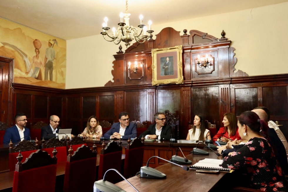 Nieves Lady Barreto y Manuel Miranda junto con los representantes de los tres municipios afectados por el volcán