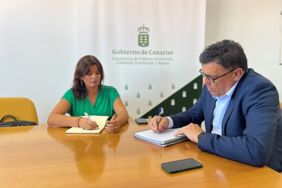 El consejero Manuel Miranda, reunido esta mañana con Olivia Duque, alcaldesa de Teguise
