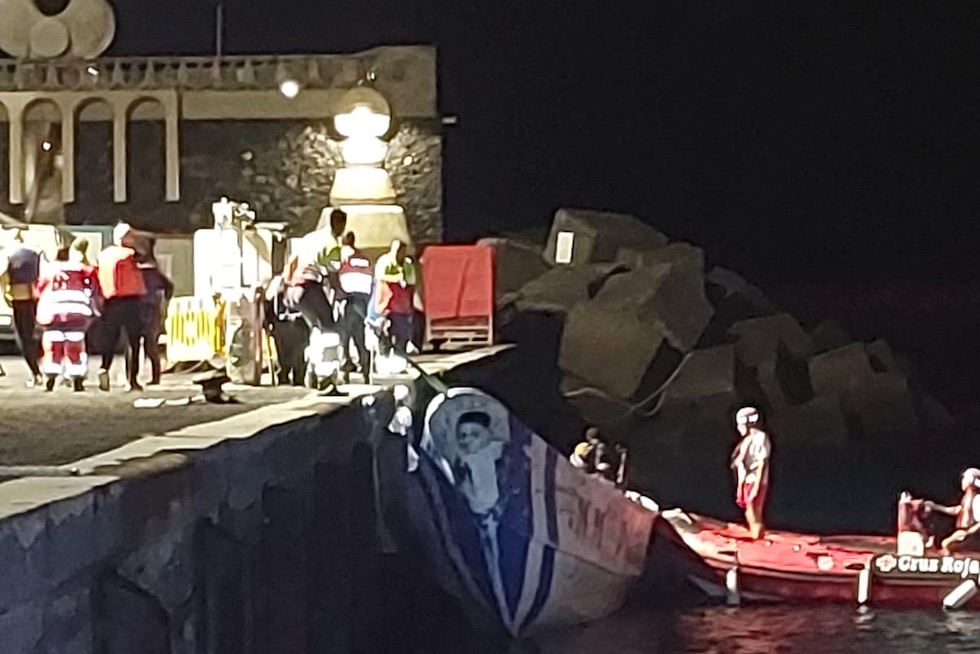 Llegan al puerto los migrantes escoltados por Salvamento Marítimo.