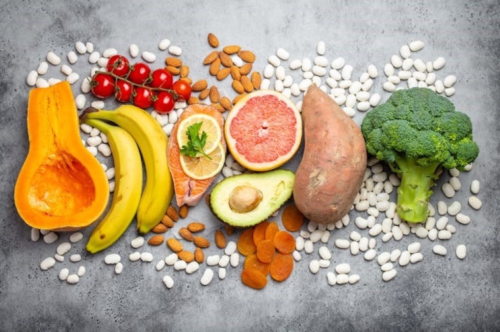 Bodegón con productos ricos en potasio. Elena Eryomenko/Shutterstock