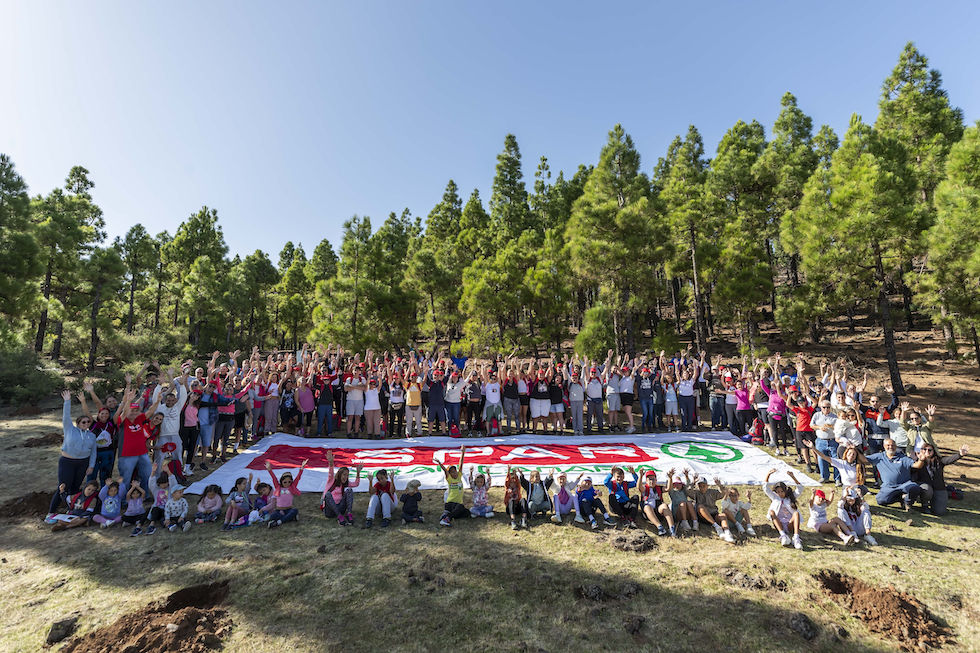 La familia SPAR durante la jornada de reforestación en la cumbre de Gran Canaria