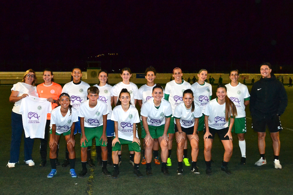 La concejala de Igualdad, Minerva Oliva con las jugadoras del CD Arguineguín