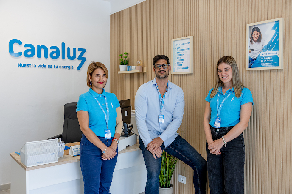 “La mejor energía no es la más barata, sino la que mejor te trata,” destacan desde el equipo de Canaluz Vecindario, Yesenia García (izda.), Javier Sánchez (centro) y Nayara Moreno (dcha.). | Foto: MARCOS DE RADA