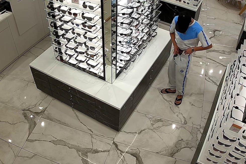 La cámara capta cómo el reincidente procede a guardar un artículo | Maspalomas Ahora