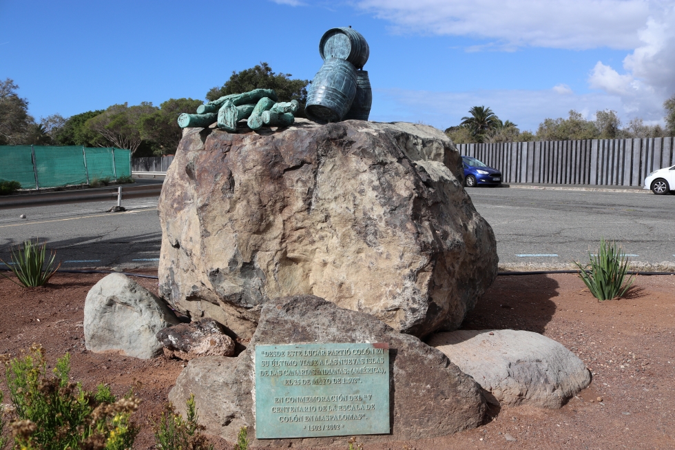Escultura 'Agua y leña' de Máximo Riol, conmemorativa de la aguada de Colón en la Charca de Maspalomas en mayo de 1502. Maspalomas Ahora