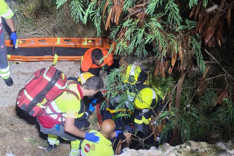 Efectivos durante el rescate de la víctima atrapada en la acequia | Maspalomas Ahora
