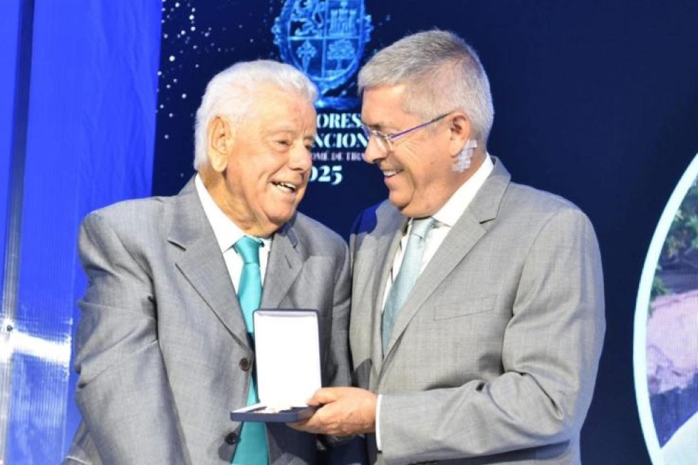 Ángel Marrero Rivero junto a Marco Aurelio Pérez, alcalde de San Bartolomé de Tirajana. RR.SS. | Maspalomas Ahora