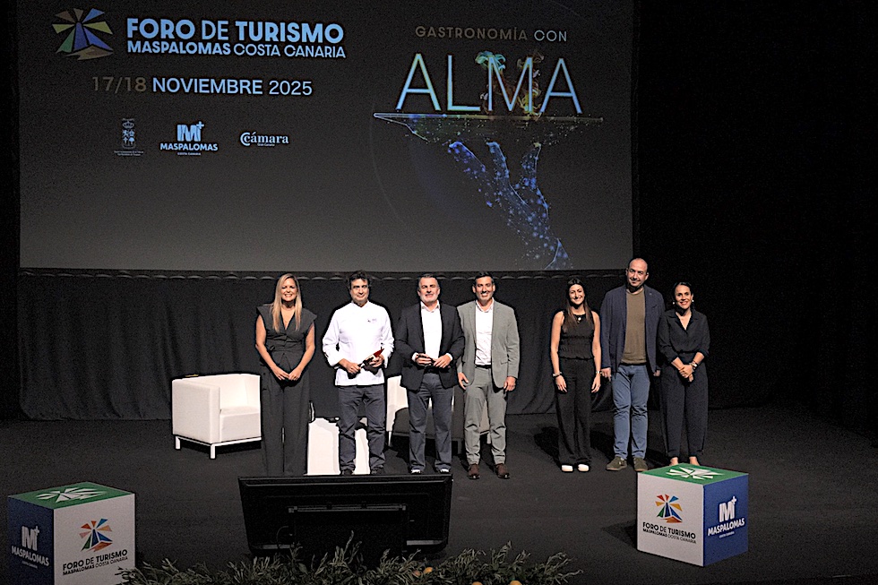 Yilenia Vega y Alejandro Marichal juntos a algunos de los ponentes protagonista del XII Foro | Maspalomas Ahora