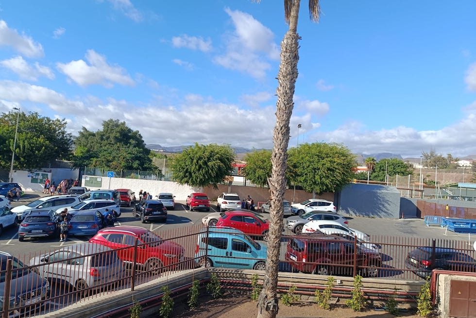 Hablemos AHORA exige soluciones al caos circulatorio diario en el CEIP Oasis Maspalomas