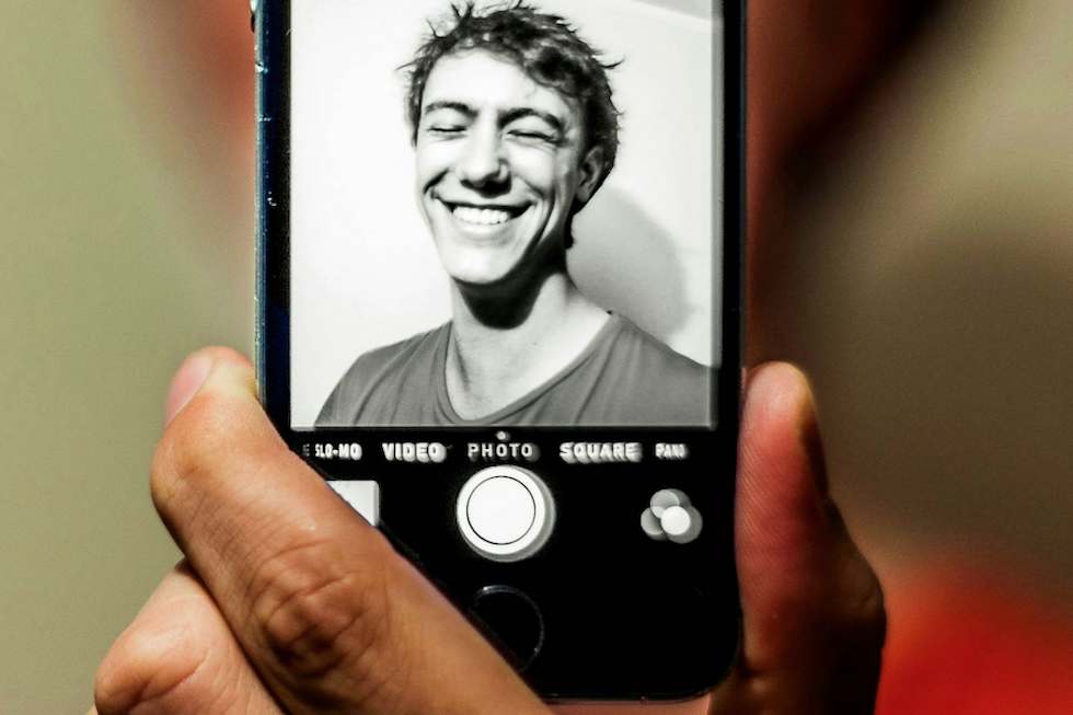 Cuando subimos una foto a una red social, igual no nos imaginamos todo lo que los algoritmos pueden deducir de nosotros solo por esa imagen. Antoine Beauvillain / Unsplash., CC BY